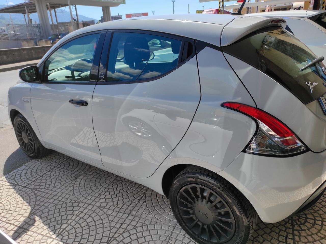 Lancia Ypsilon 2021 1.0 hybrid ubs aux bluetooth