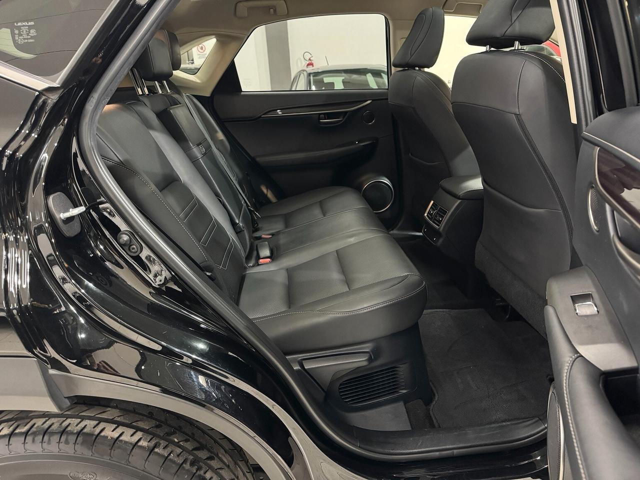 NX 300h Hybrid 4WD Luxury STRAFUL TETTO!!!!!