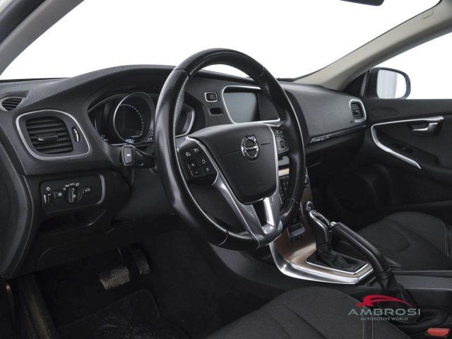 VOLVO V40 Cross Country D2 Geartronic Momentum - AUTOCARRO N1 - PER OPERAT