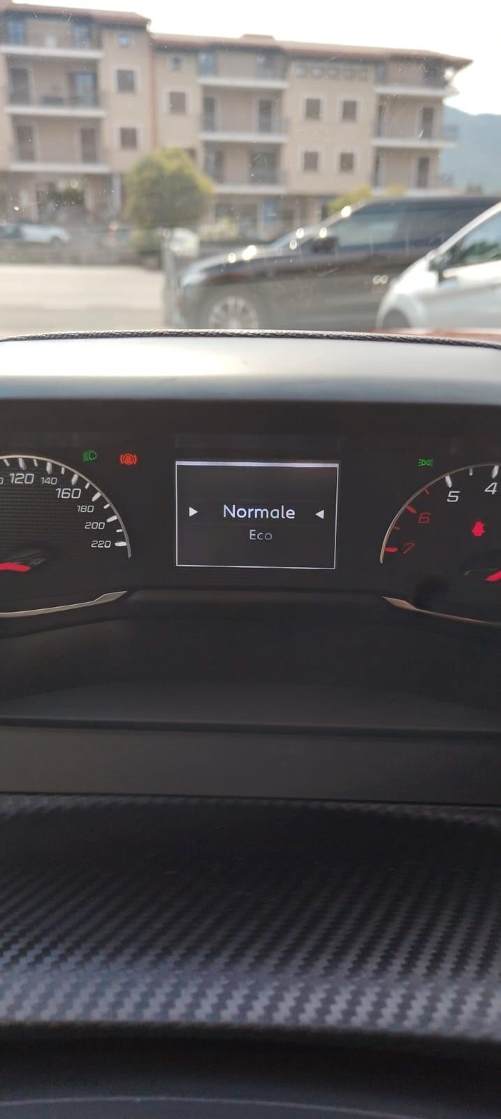 Peugeot 2008 BlueHDi 130 S&S EAT8 Allure Pack