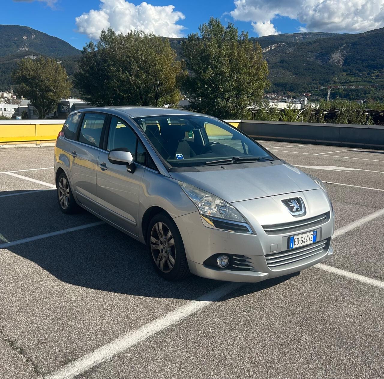 Peugeot 5008 HDi Business 7p. Neopatentati 2011