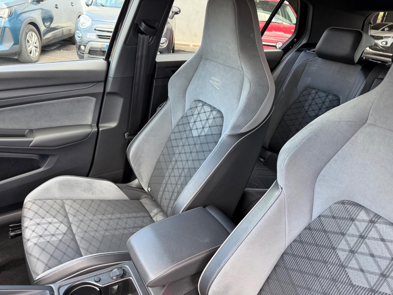 Volkswagen Golf 8 2.0 TDI 150 CV DSG SCR R-Line