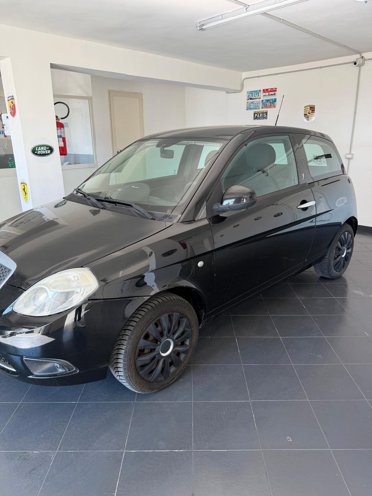 Lancia Ypsilon 1.3 MJT 75 CV Versus
