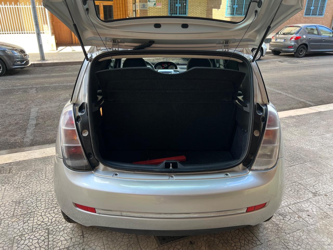 Lancia Ypsilon 1.3 MJT 75 CV Unyca