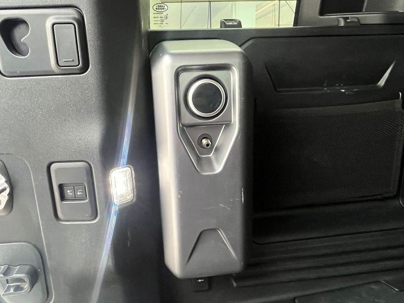 Land Rover Defender 110 3.0 I6 MHEV SE AWD Auto