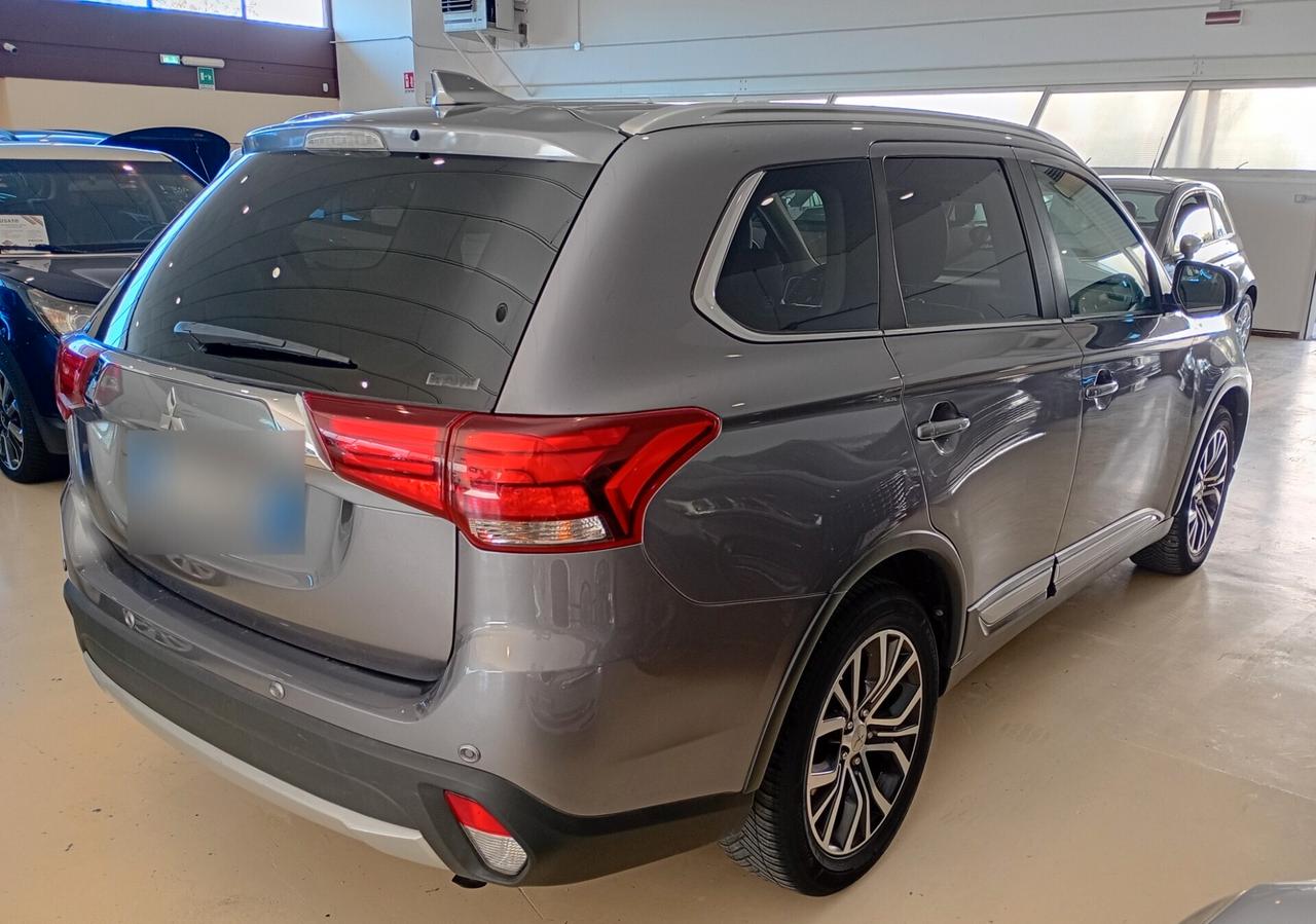 Mitsubishi Outlander 2.2 DI-D 4WD Instyle Plus SDA 7 posti