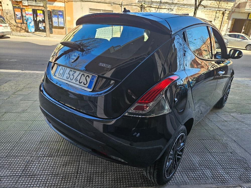 Lancia Ypsilon 1.0 FireFly 5 porte S&S Hybrid Silver