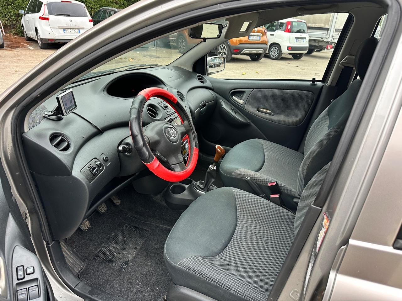 Toyota Yaris 1.0i 16V cat 5 porte Sol