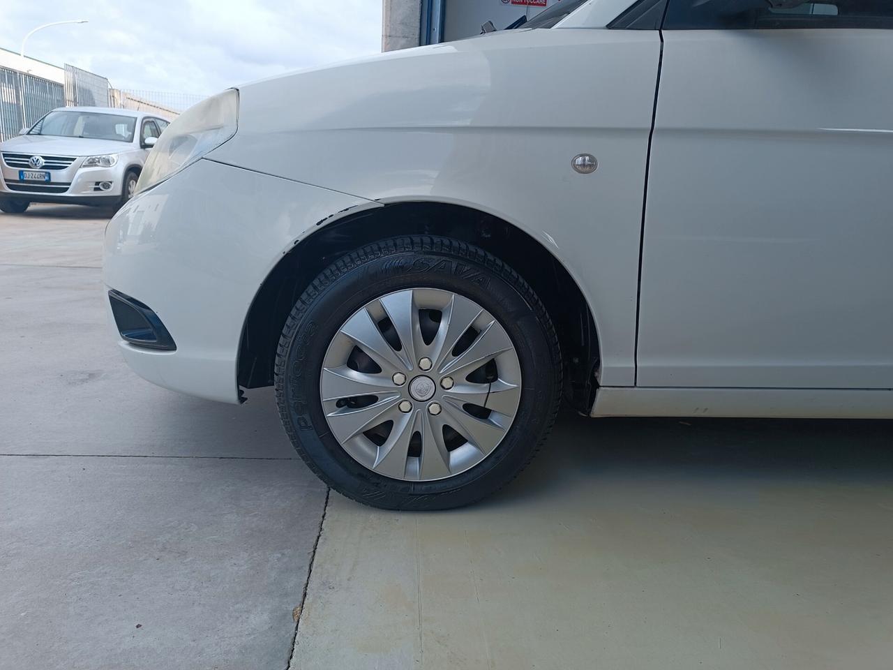 Lancia Ypsilon 1.3 MJT 75 CV Versus