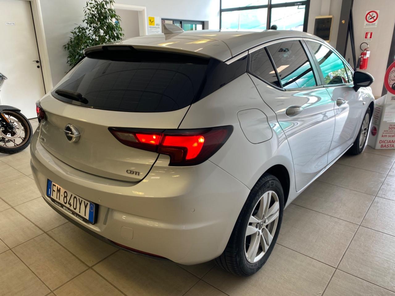 Opel Astra Berlina 1.6 136CV 5P NEOPATENTATI Garan