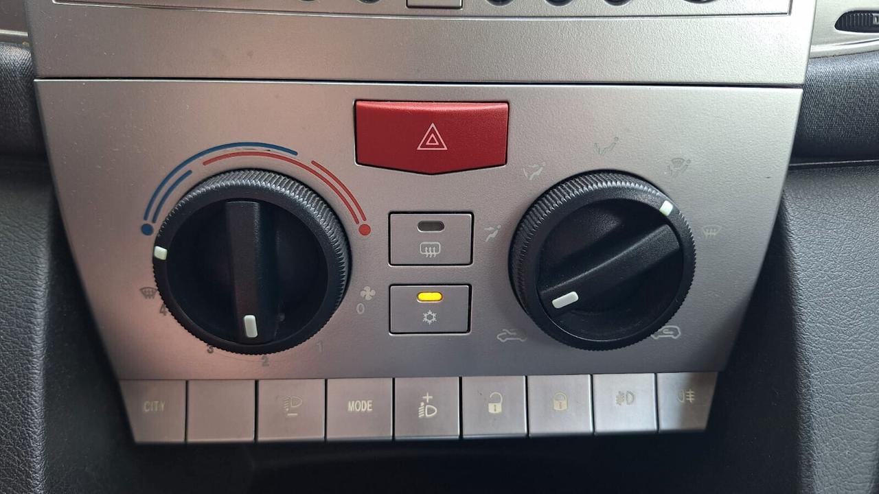 LANCIA YPSILON 1.3MTJ NEOPATENTATI