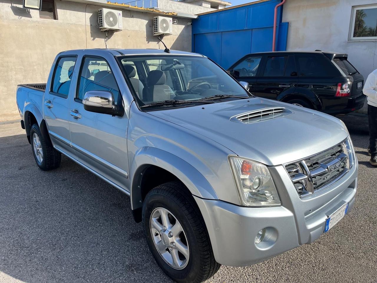 IsuzuD-Max-3.0T.D-4WD/4P-c.aut-km135000-2010