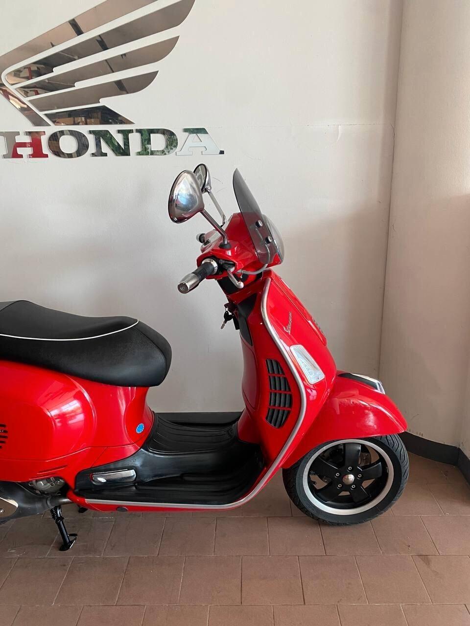 Piaggio Vespa 300 GTS