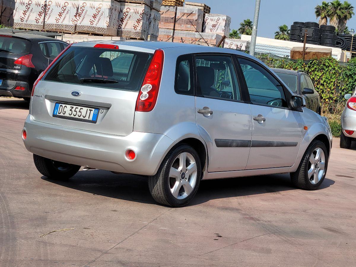 FORD - Fiesta - 1.2i 16V 5 porte Ghia