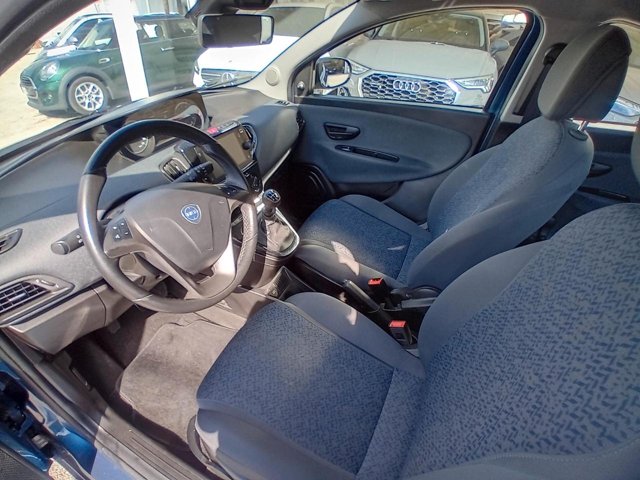 Lancia Ypsilon 1.0 FireFly 5 porte S&S Hybrid Ecochic Silver