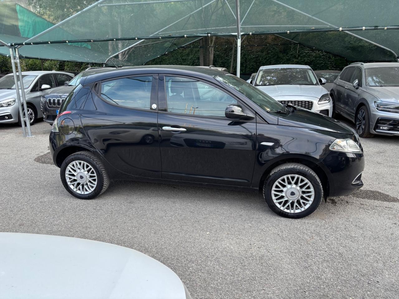 Lancia Ypsilon 5 porte Metano Ecochic OK NEOPATENTATI