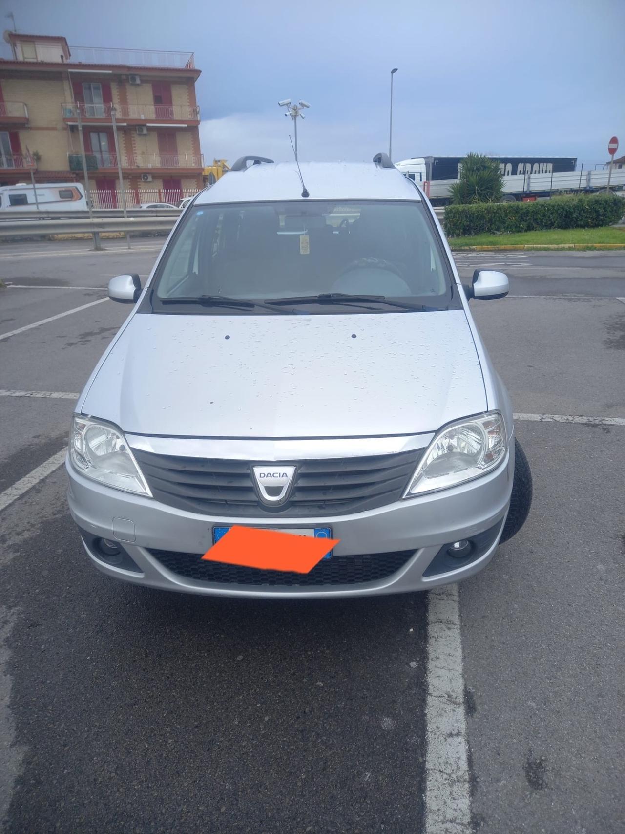 Dacia Logan 2010 con gancio traino