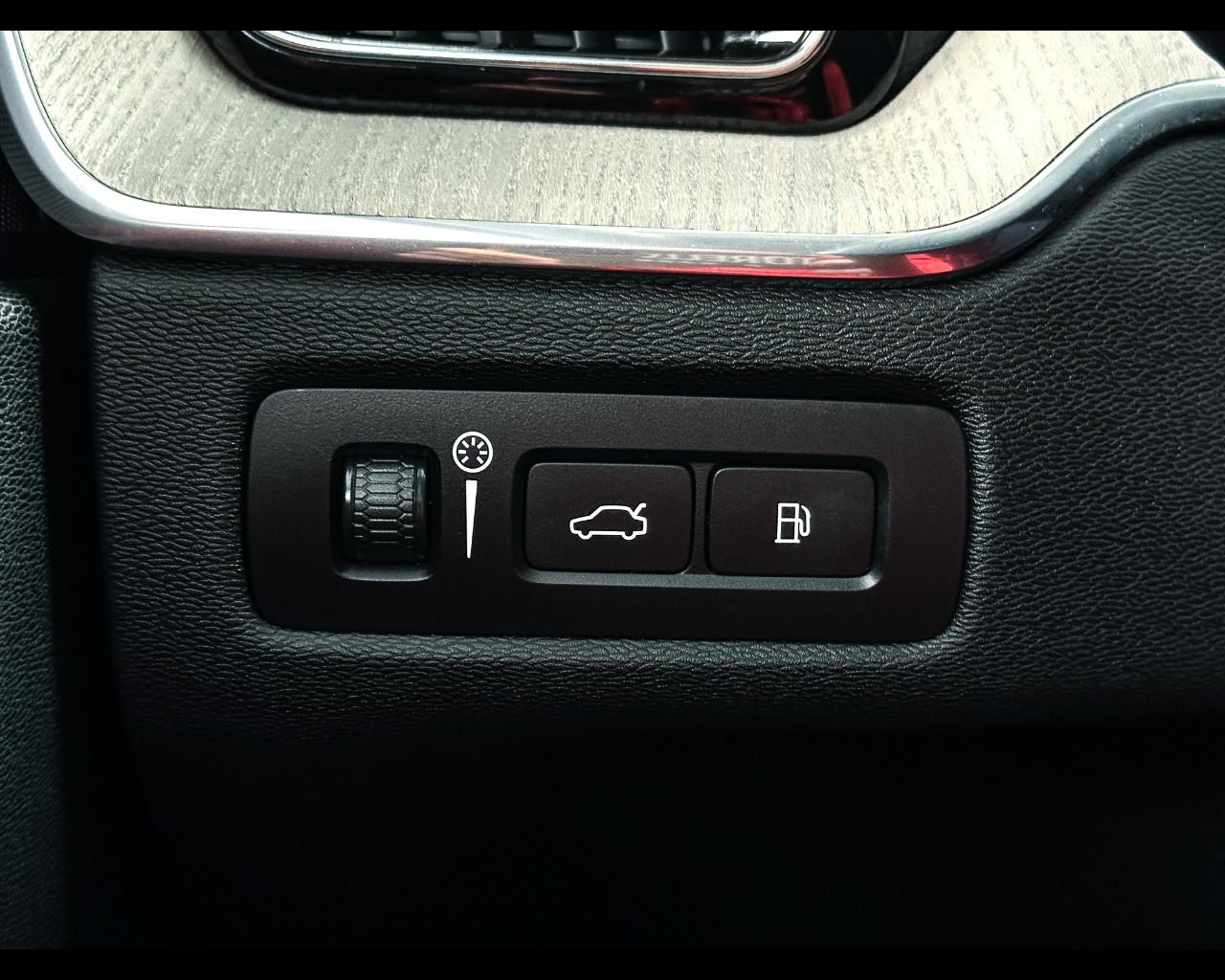 VOLVO XC60 (2017-->) - XC60 T6 Recharge Plug-in Hybrid AWD Inscription