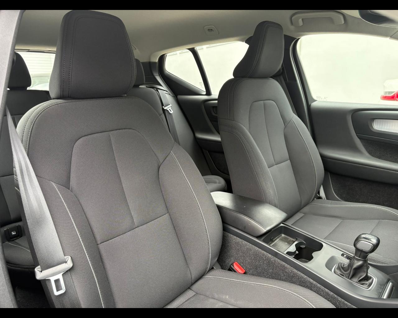 VOLVO XC40 (2017-->) - XC40 T2 Momentum Core