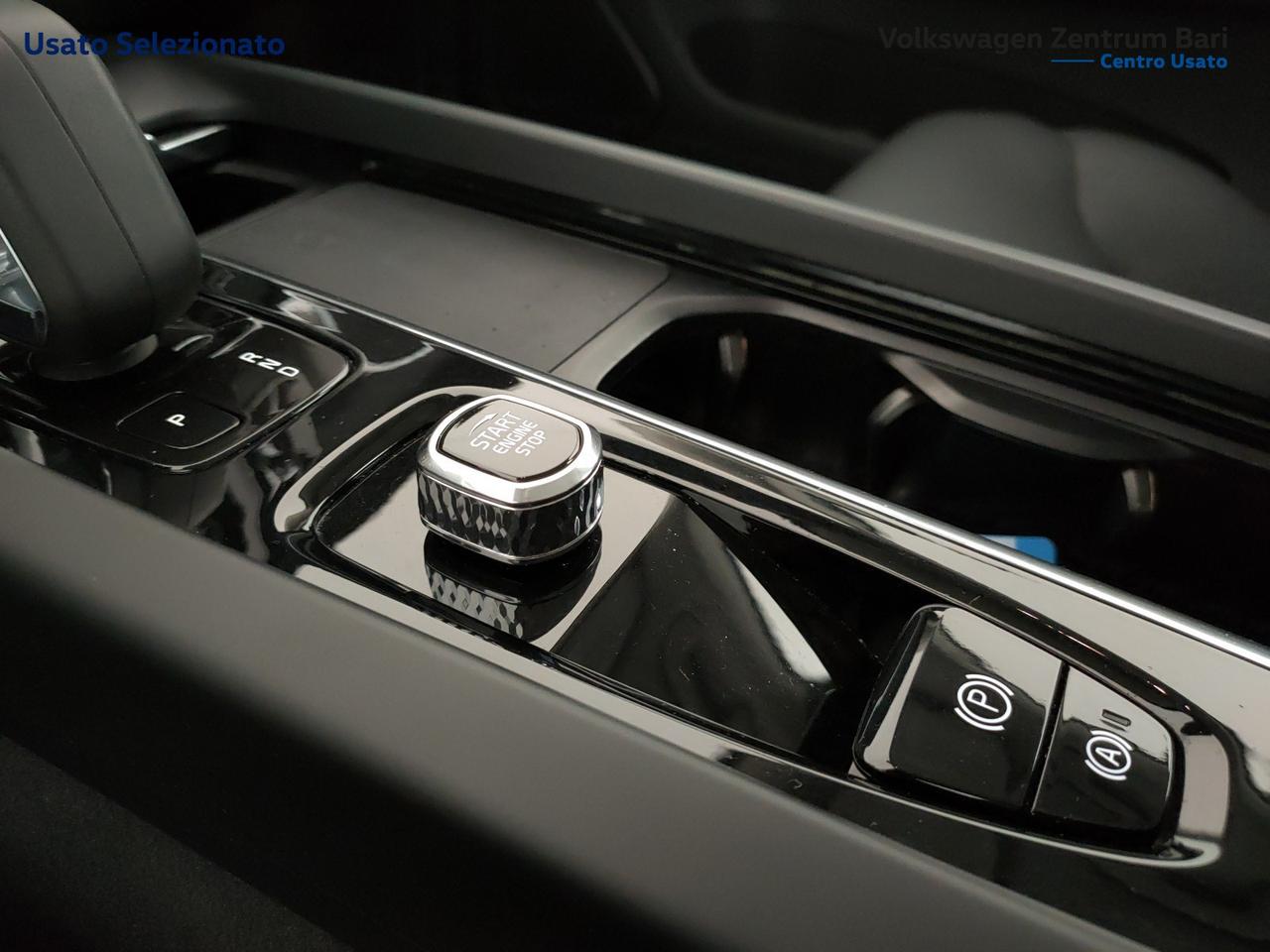 Volvo XC60 2.0 b4 momentum pro awd auto