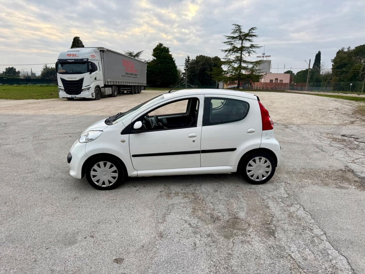 Peugeot 107 5porte 1.0 benzina 68cavalli NEOPATENTATI