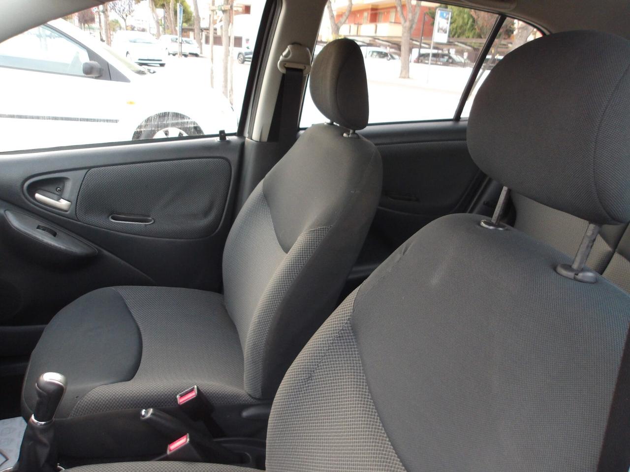 TOYOTA YARIS 1.3 BENZ-2005
