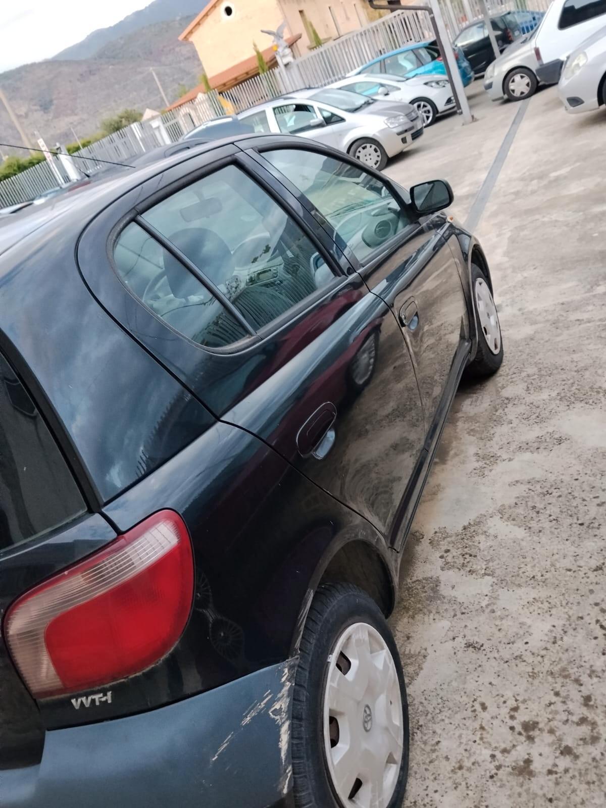 Toyota Yaris 1.0i 16V cat 5 porte Sol
