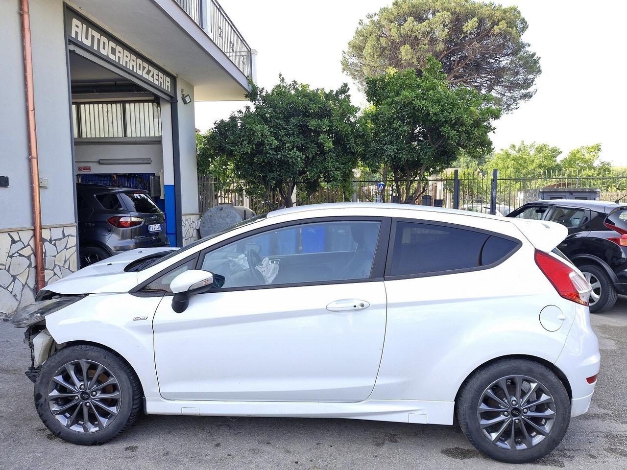 FORD FIESTA SINISTRATA SENZA MOTORE 2017