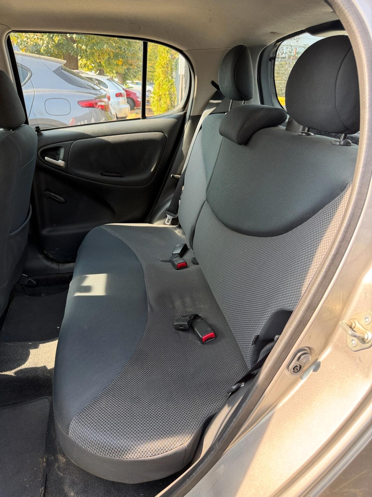 Toyota Yaris 1.0i 16V cat 5 porte Sol