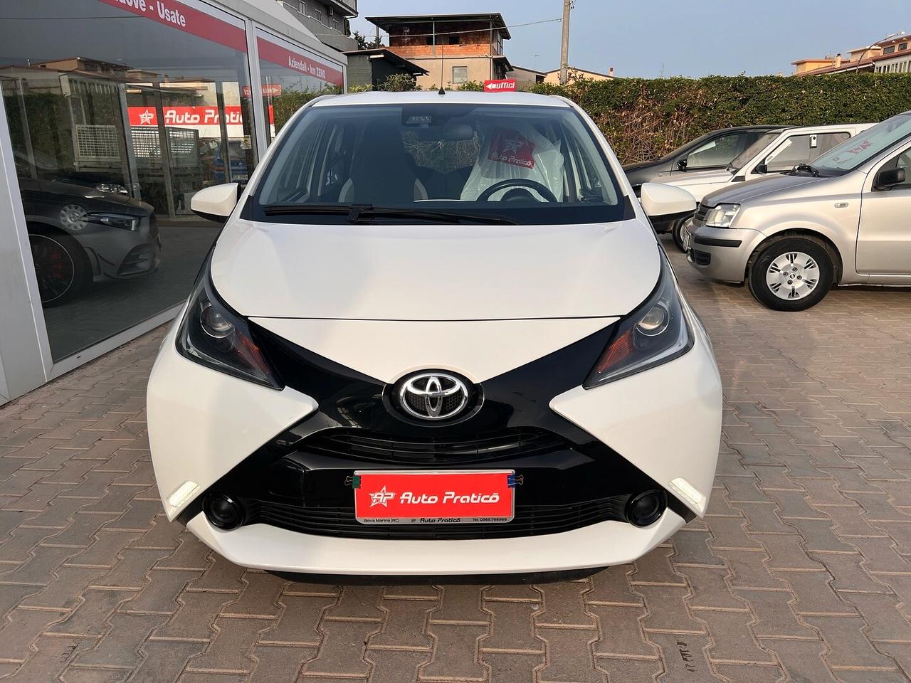 Toyota Aygo 1.0 69CV con sistema anti collisione e lane assist.