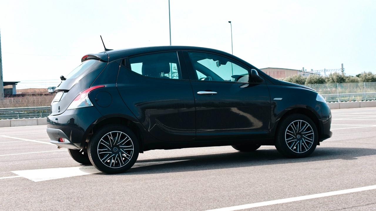Lancia Ypsilon 1.0 FireFly 5 porte S&S Hybrid Alberta Ferretti