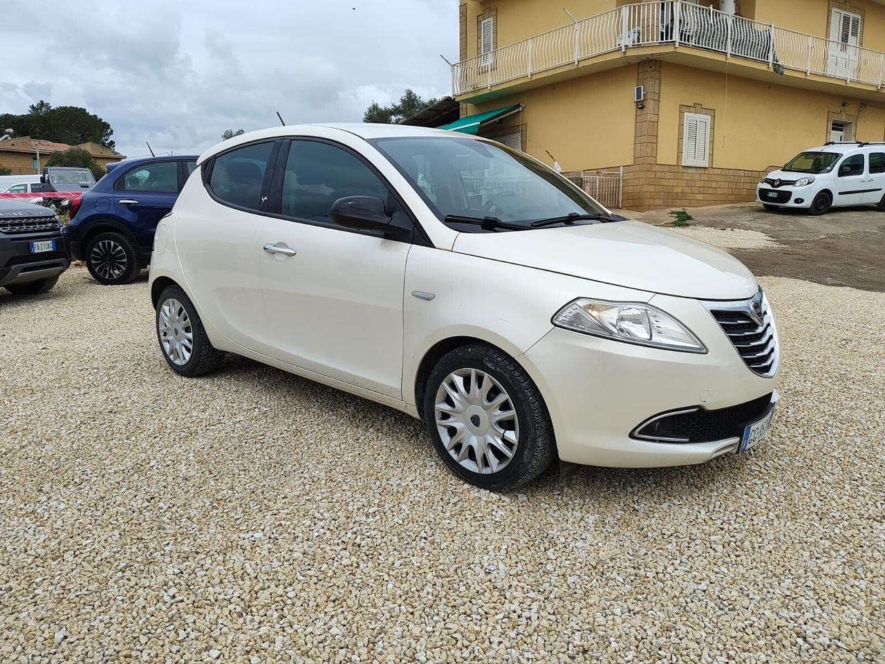 Lancia Ypsilon 0.9 TwinAir 85 CV bianco perla
