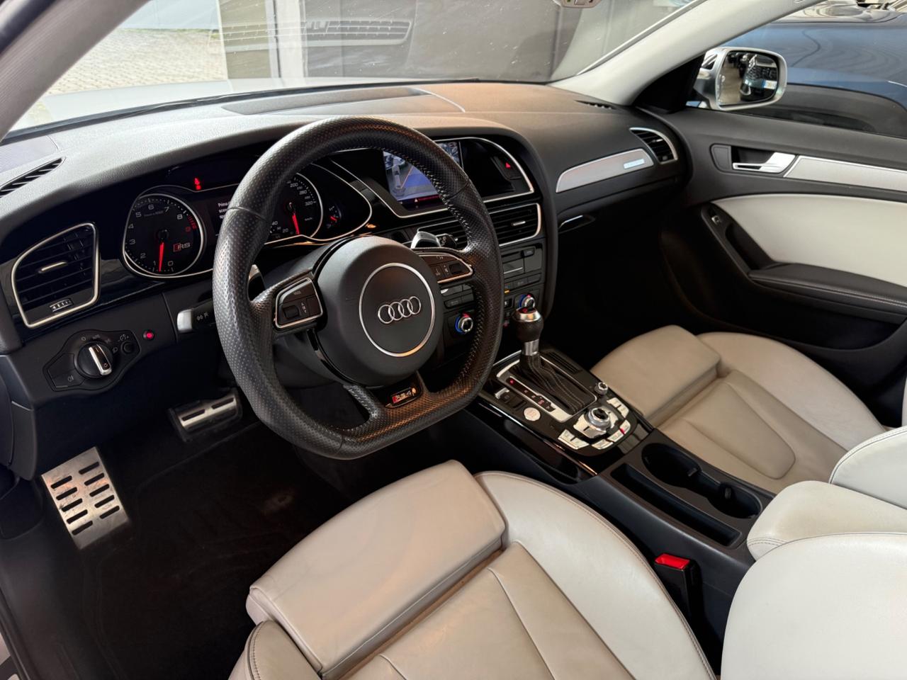 Audi A4 RS 4 Avant 4.2 V8 FSI quattro S tronic