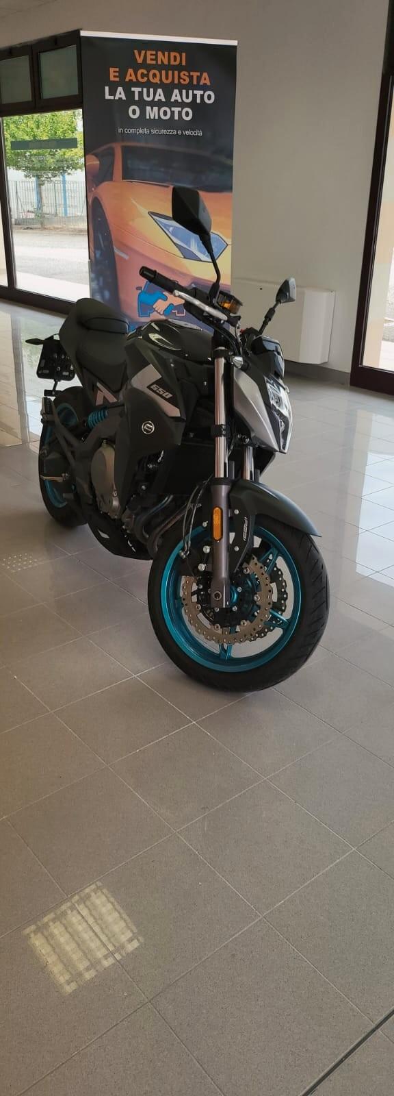 Cf Moto 650NK CON SOLO KM3045 - COME NUOVA-GARANZIA 12 MESI ESTENDIBILE FINO A 36 MESI.