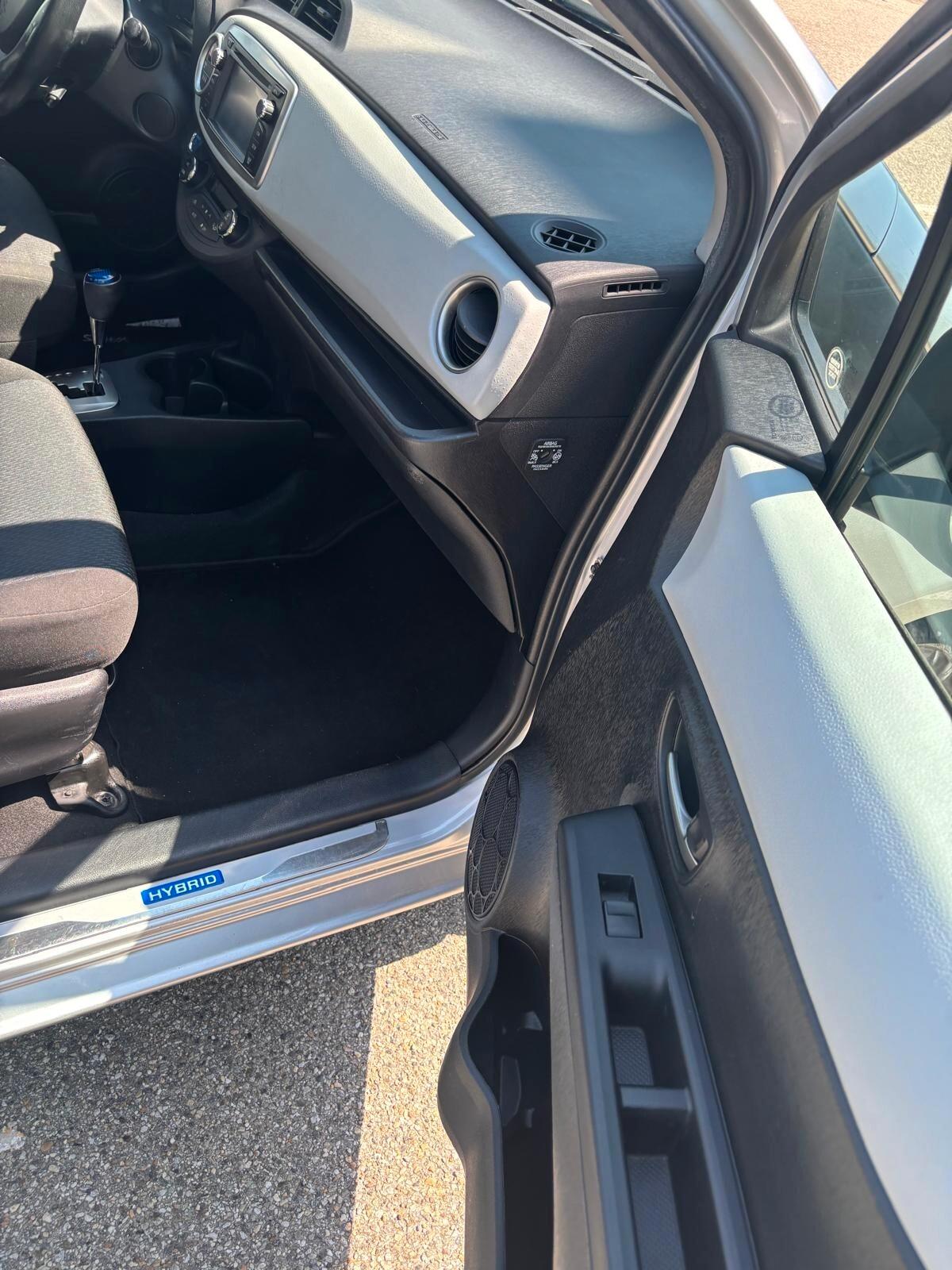 Toyota Yaris 1.5 Hybrid 5 porte Lounge Più GARANZIA UFFICIALE 3 ANNI TAGLIANDI CERTIFICATI KM ORIGINALI