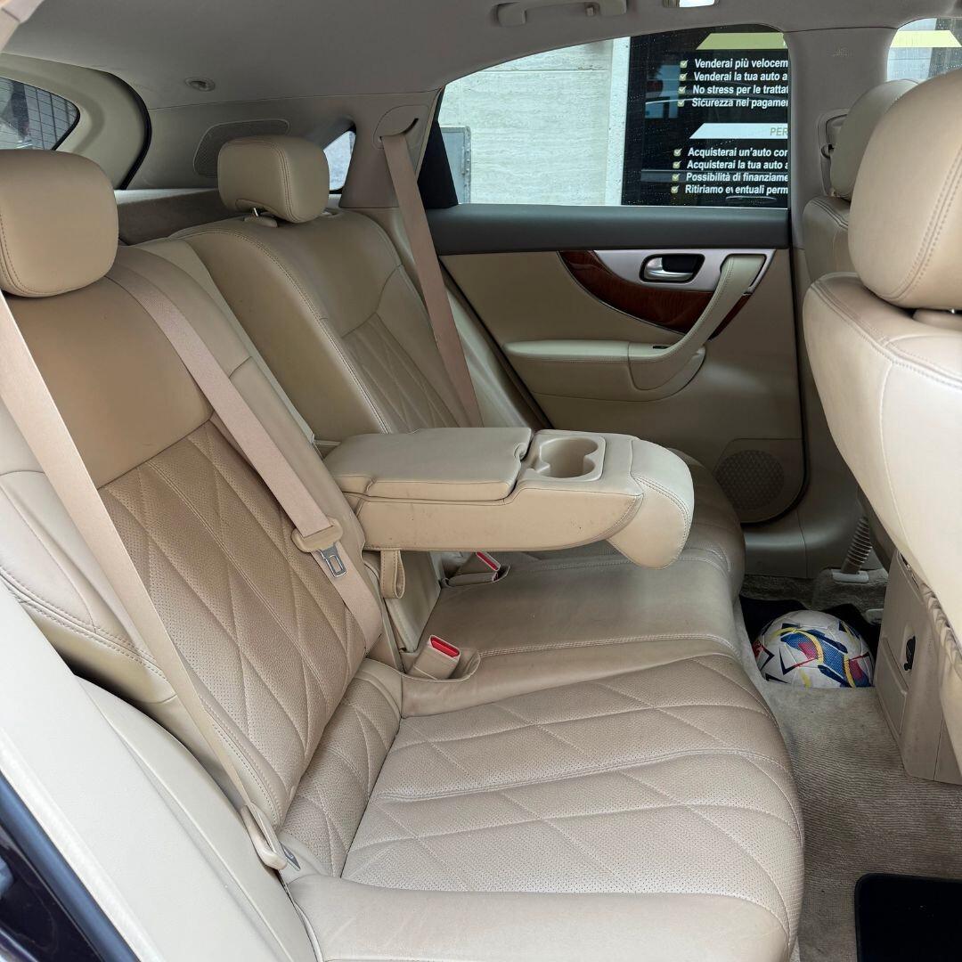 Infiniti QX70 3.0 diesel V6 AT GT Premium