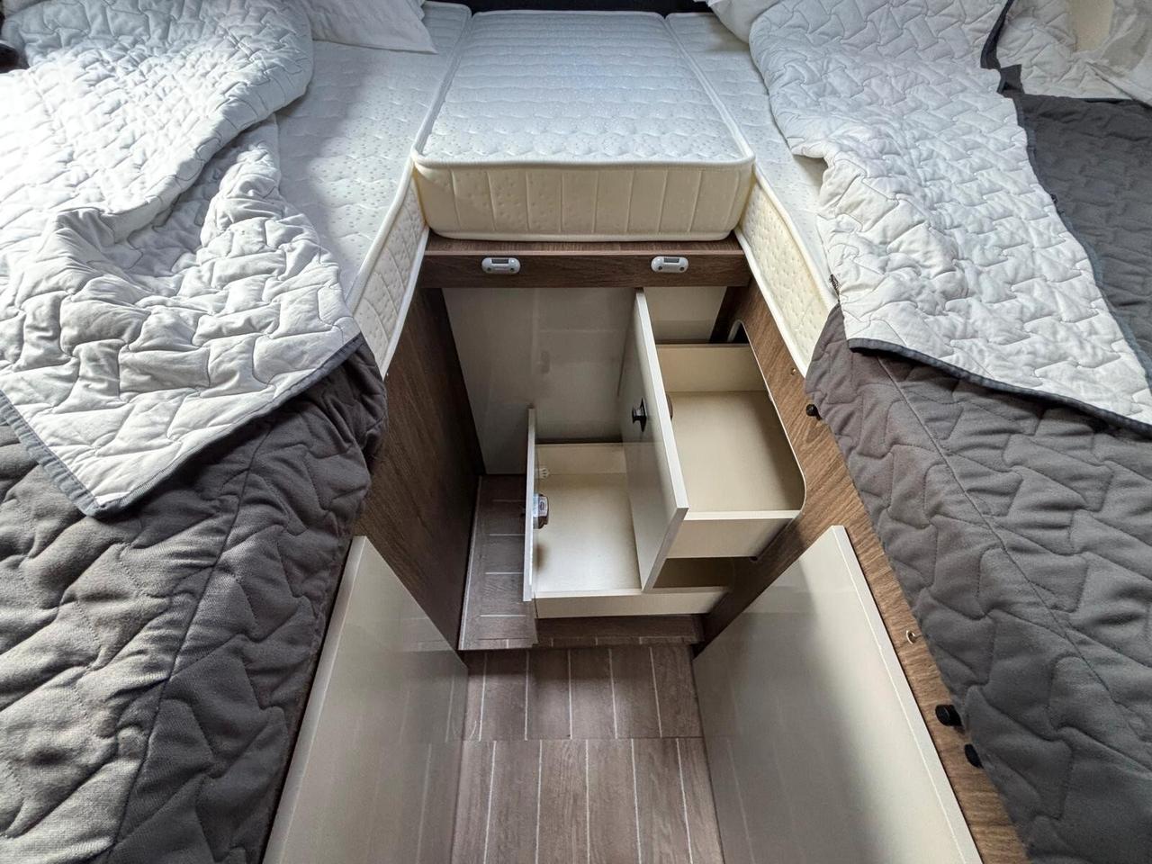Ci International Magis 87 Integral camper