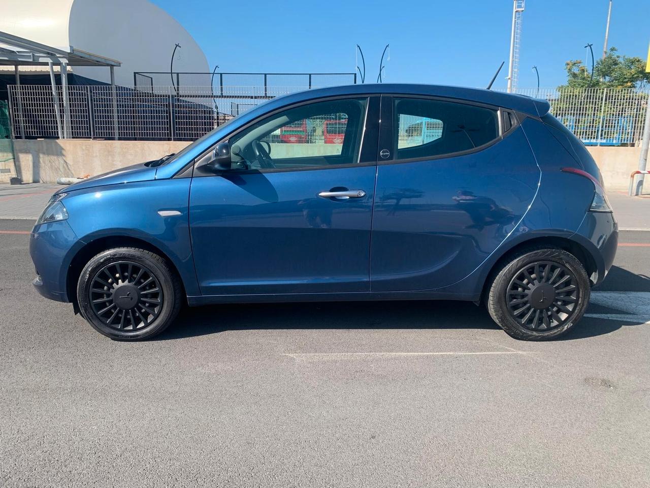 Lancia Ypsilon 1.0 FireFly 5 porte S&S Hybrid Ecochic Silver