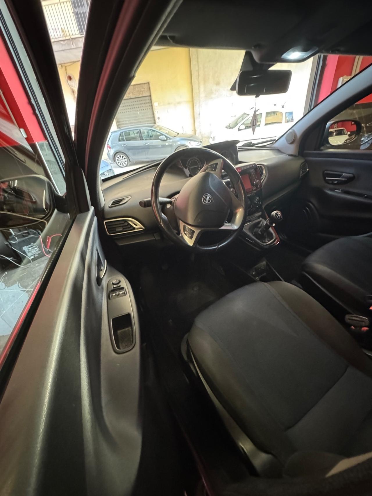 Lancia Ypsilon 1.2 69 CV 5 porte GPL Ecochic Black and Noir