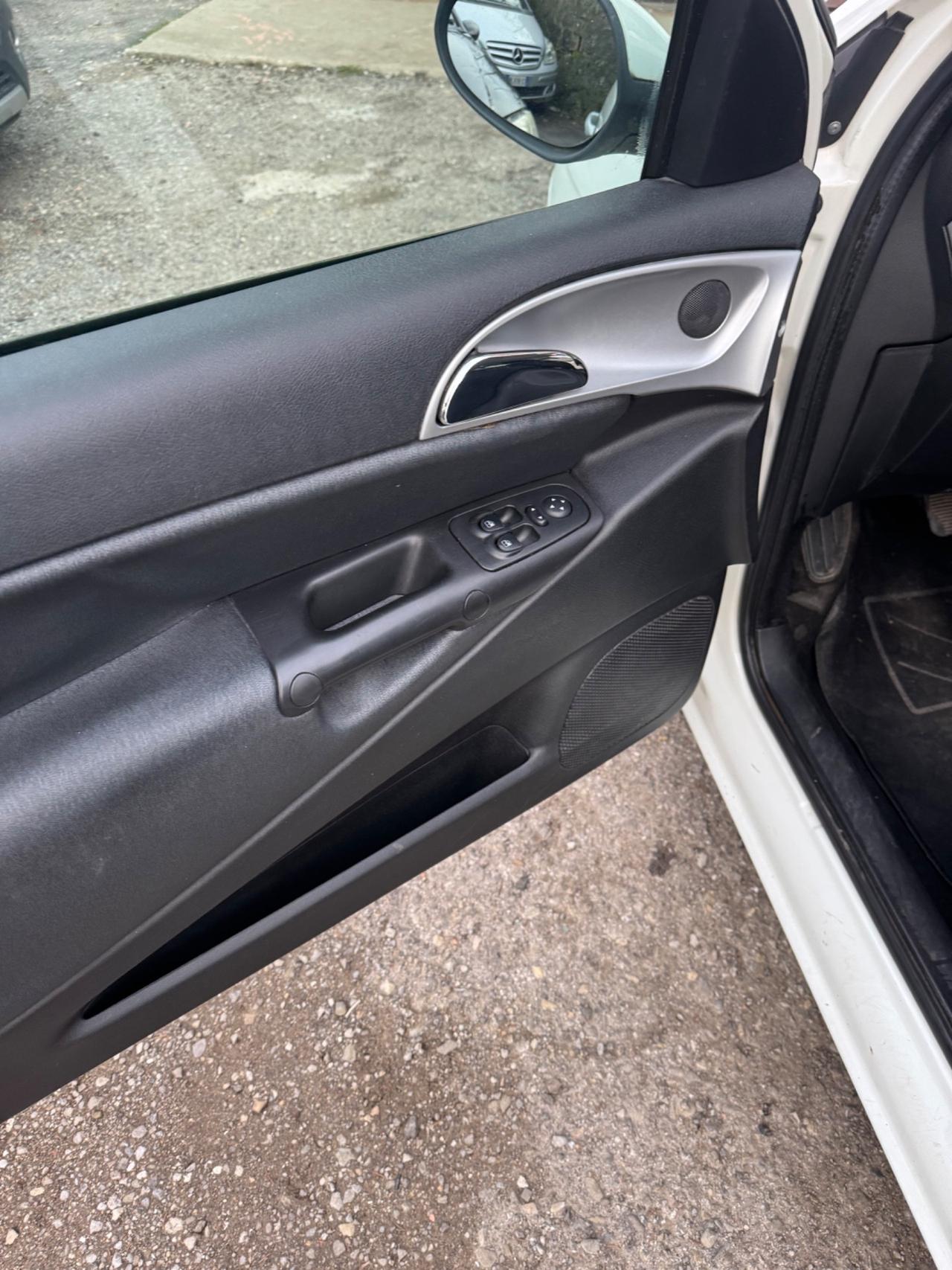 Lancia Ypsilon 1.3 MJT 75 CV Platino