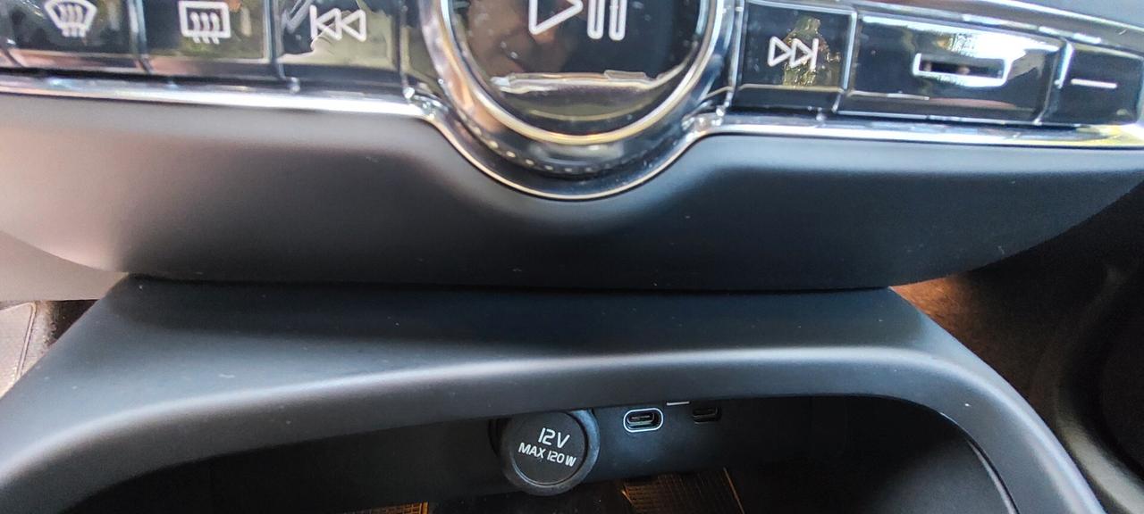 VOLVO XC 40 B3 ULTIMATE PLUS 2.0 IBRIDO 163 CV AUTOMATICA STRAFULL OPTIONAL NUOVA