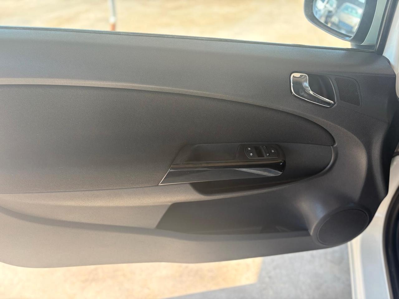 Opel Corsa 1.2 3 porte b-color