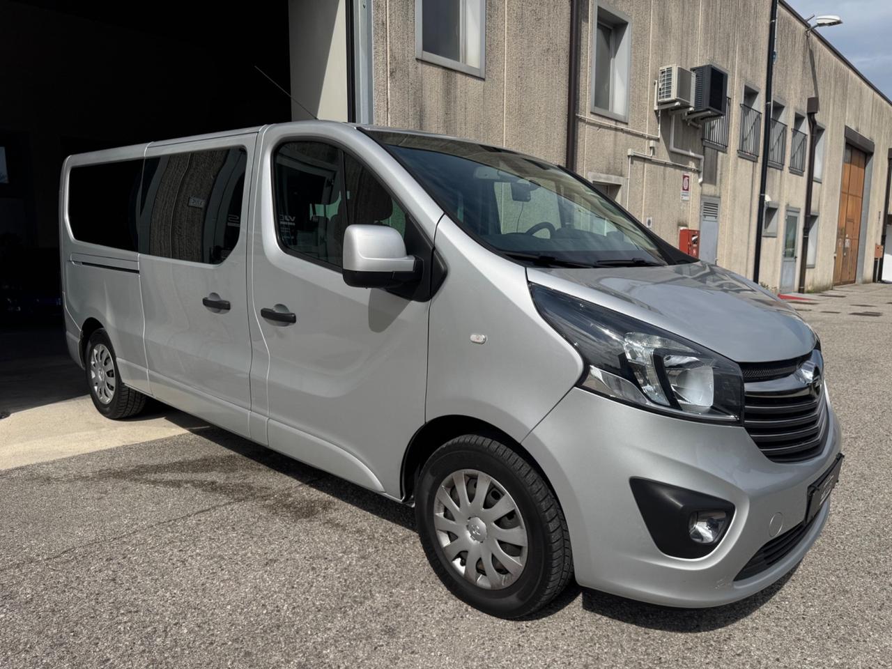 Opel Vivaro 9 posti passo lungo