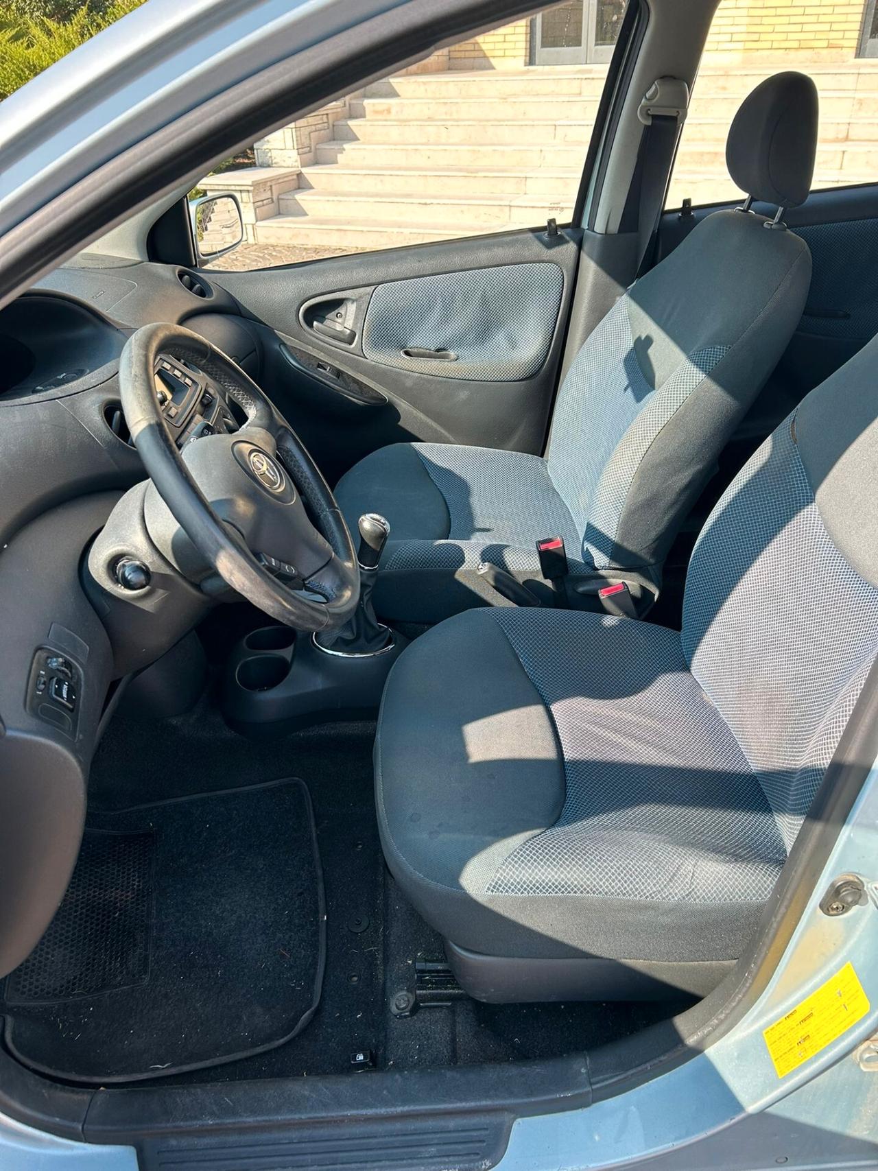 Toyota Yaris 1.0i 16V cat 5 porte Sol
