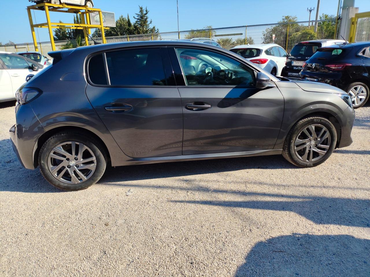 Peugeot 208 PureTech 75 Stop&Start 5 porte Allure – 2022 – 10.100 km . Vendita senza IVA (regime del margine)