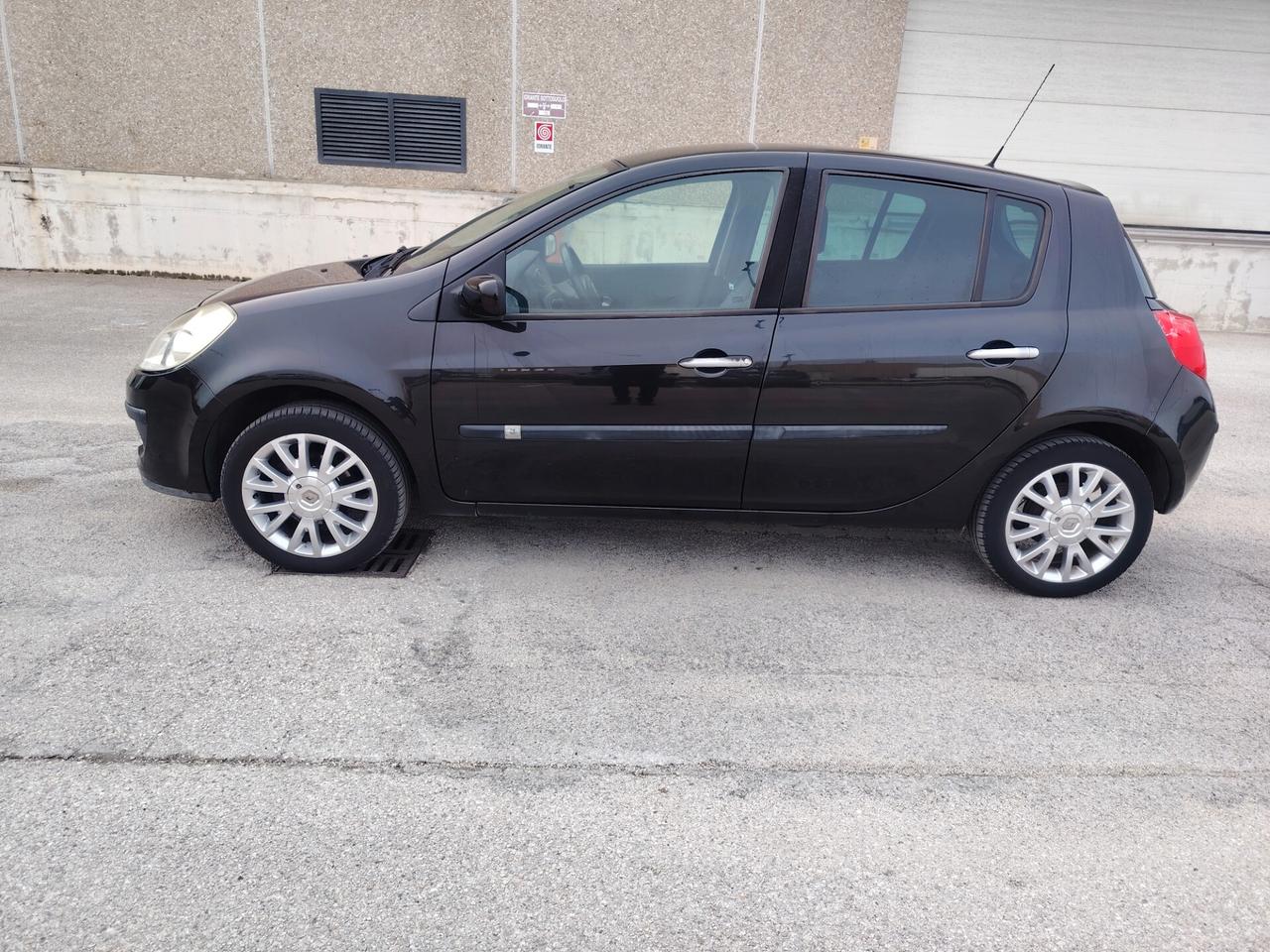 Renault Clio 1.2 16V SporTour Le Iene