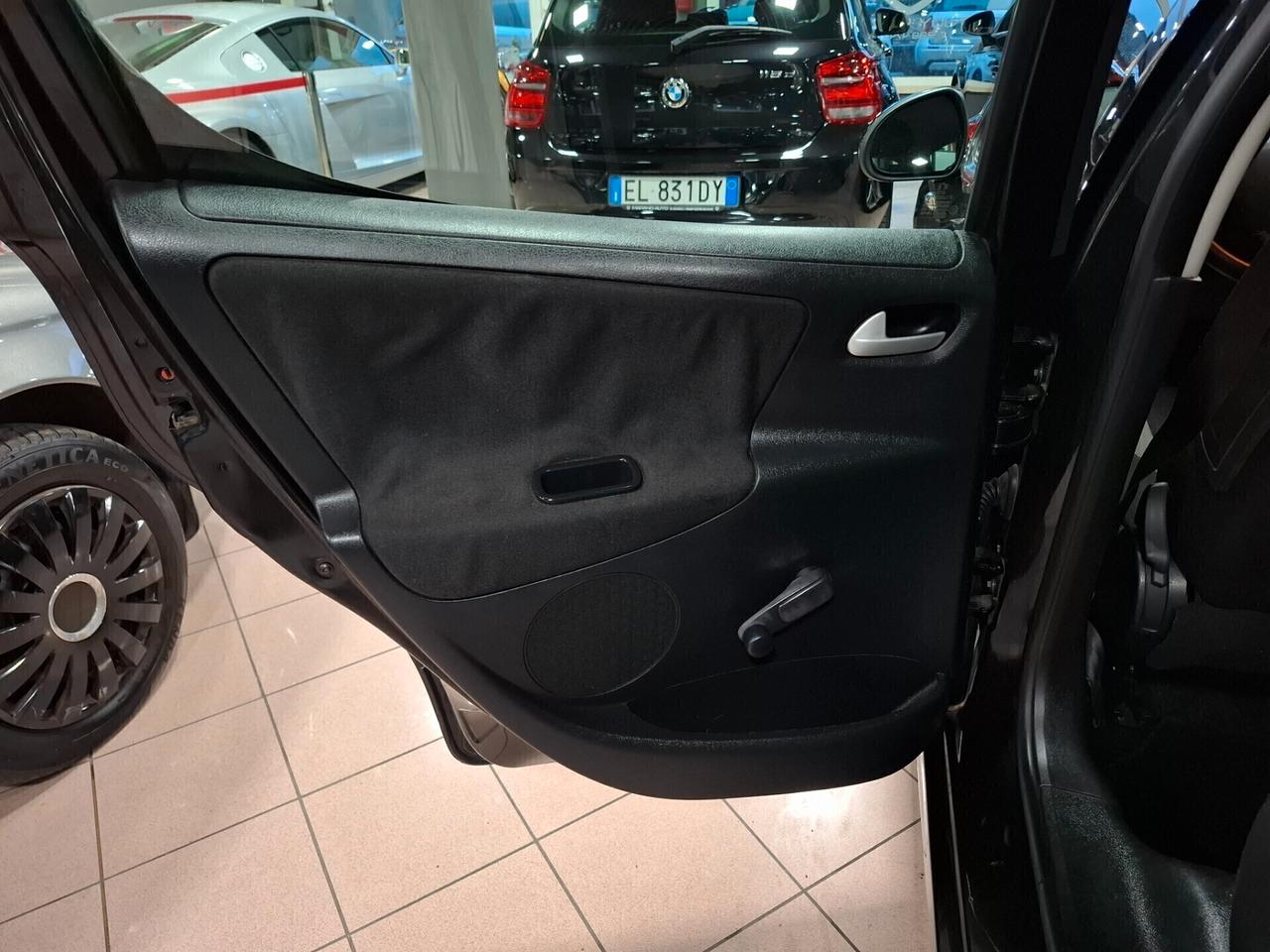 Peugeot 207 1.4 benzina Neopatentato