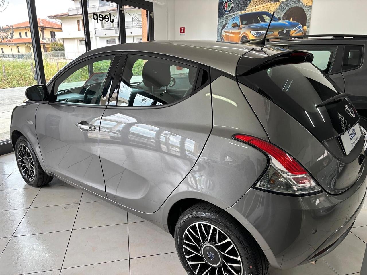 Lancia Ypsilon 1.0 FireFly 5 porte S&S Hybrid Platino
