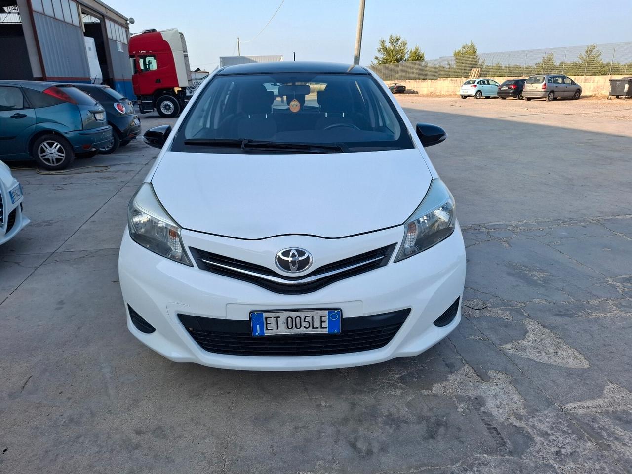 Toyota Yaris 1.0 BENZINA - 2013 BICOLORE