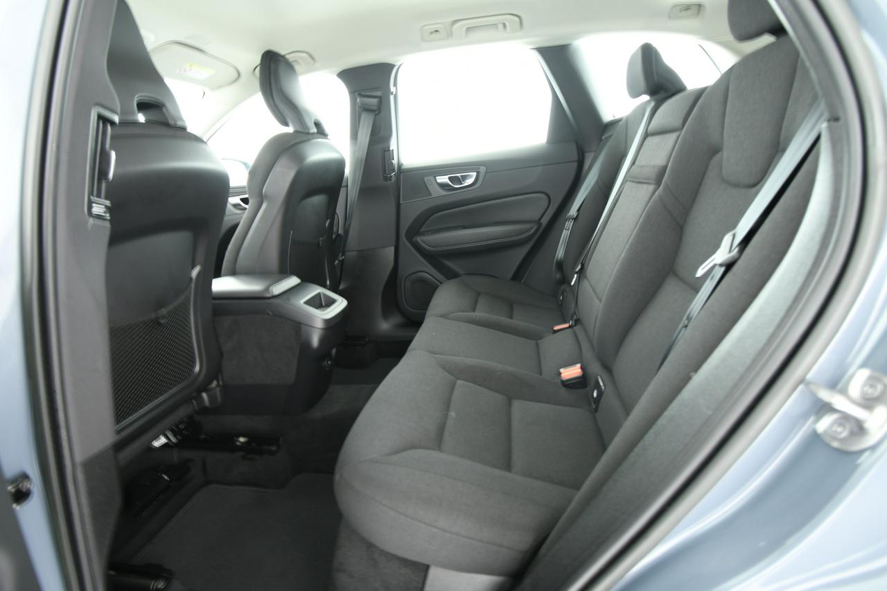 VOLVO XC60 2.0 b4 Momentum awd auto CAMERA+APP CONNECT+FULL LED